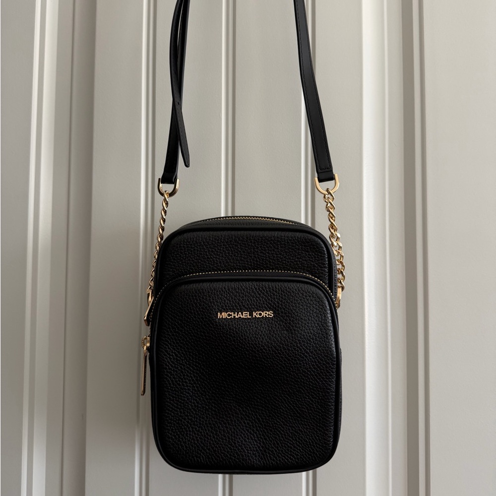 Jet Set Travel Medium Pebbled Leather Crossbody Bag